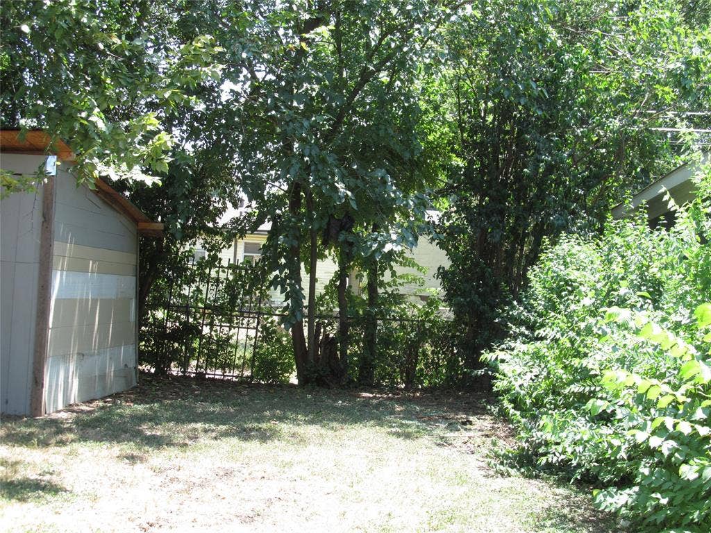740 Emberwood Drive, Dallas, TX 75232 REAR YARD RIGHT VIEW ANGLE #2