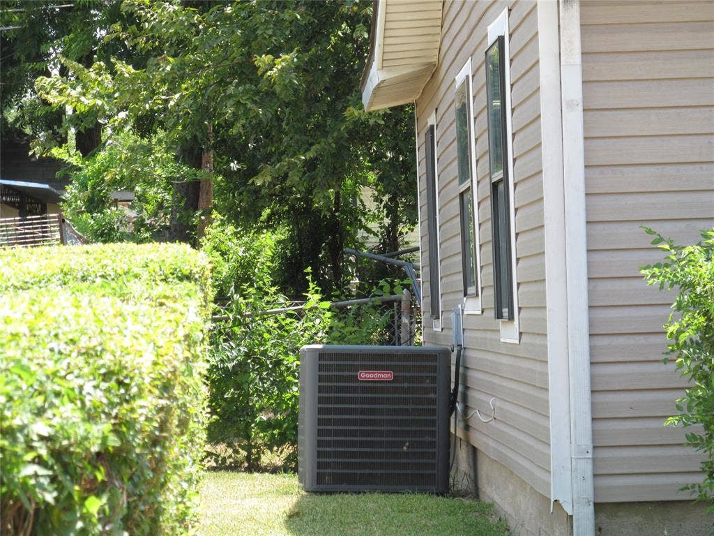 740 Emberwood Drive, Dallas, TX 75232 LEFT SIDE VIEW CLOSE UP OF THE AC UNIT