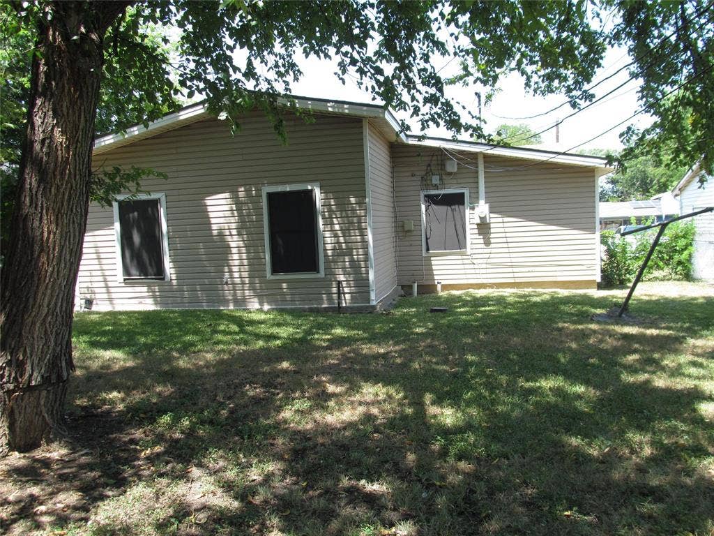 740 Emberwood Drive, Dallas, TX 75232 CENTER RIGHT REAR VIEW OF THE YARD OF BACK OF HOME VIEW
