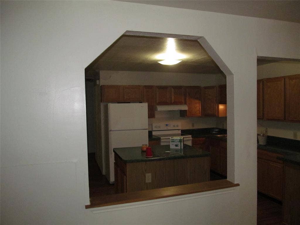 740 Emberwood Drive, Dallas, TX 75232 Kitchen pass-through with an arched opening and wood trim
