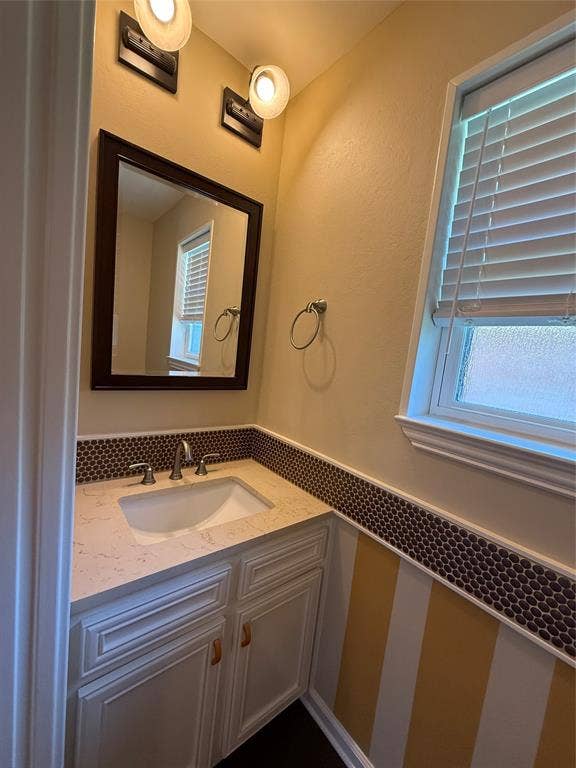 3205 Cross Bend Road, Plano, TX 75023 Half bathroom