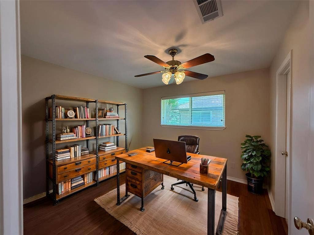3205 Cross Bend Road, Plano, TX 75023 Spare bedroom that can be used as an office