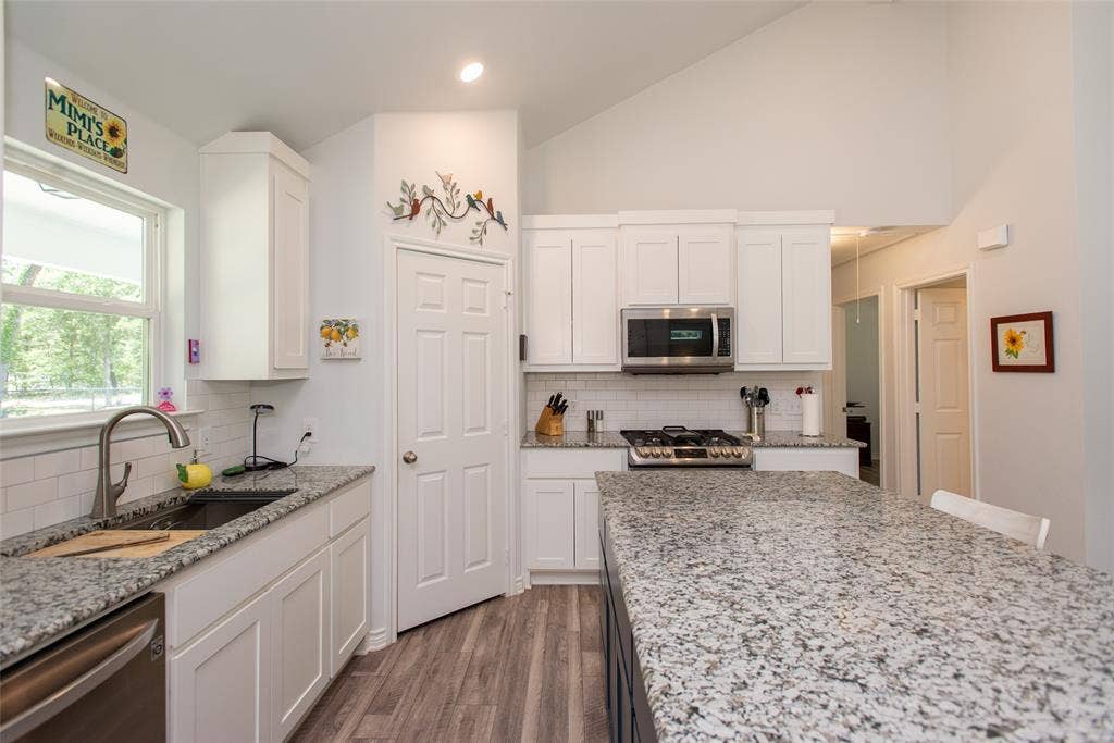 802 County Road 2406, Tool, TX 75143
