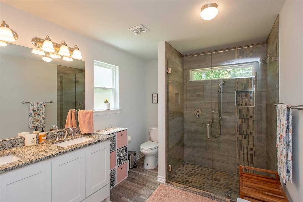 802 County Road 2406, Tool, TX 75143