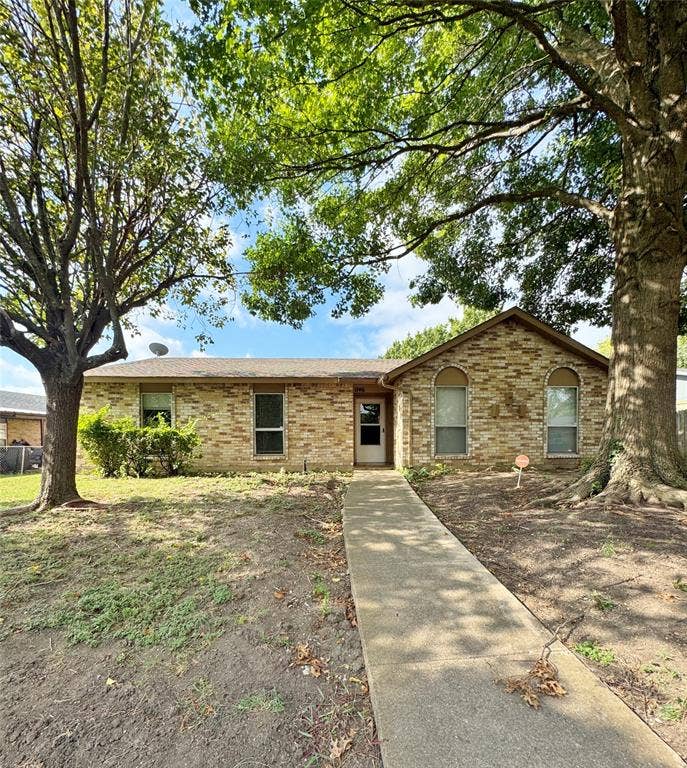 Property photo for 1146 Meadow Creek Drive, Lancaster, TX