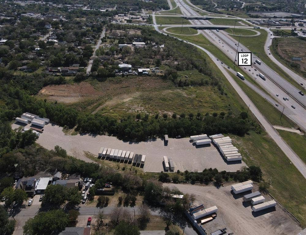 1200 N Walton Walker Boulevard, Dallas, TX 75211 Expansive undeveloped land parcel with direct frontage to a major highway