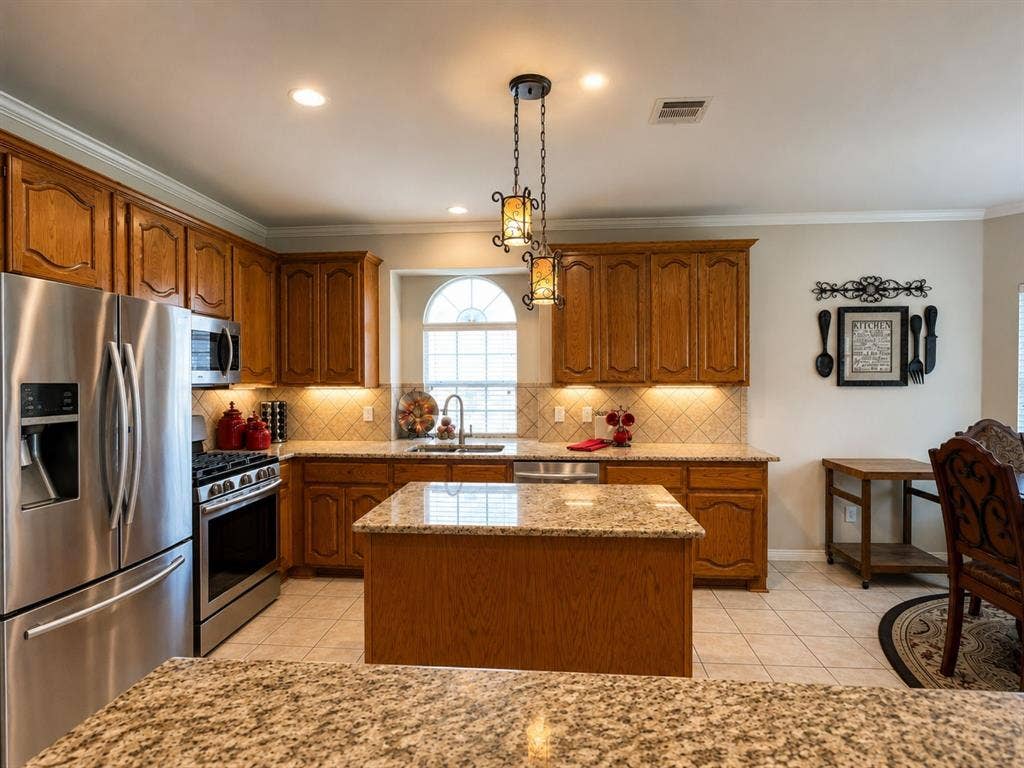 404 Mountain Place, DeSoto, TX 75115