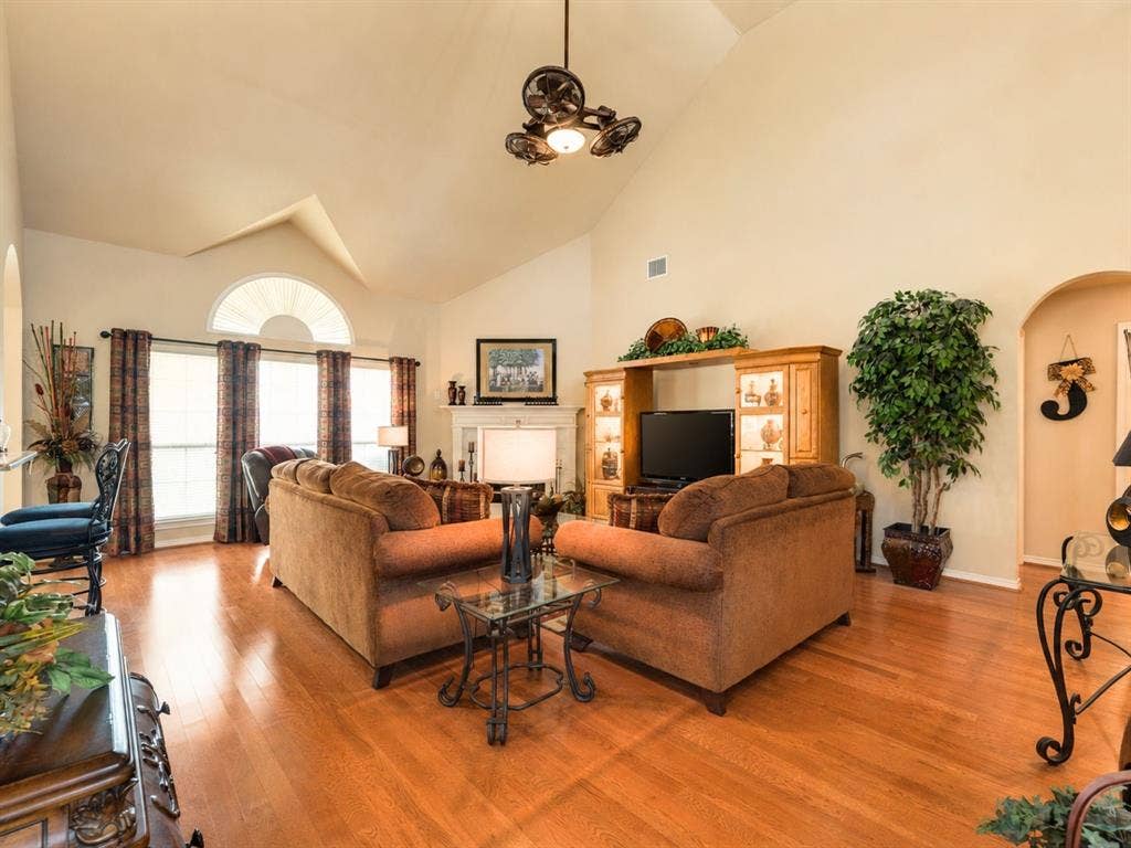 404 Mountain Place, DeSoto, TX 75115