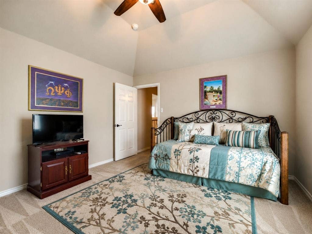 404 Mountain Place, DeSoto, TX 75115