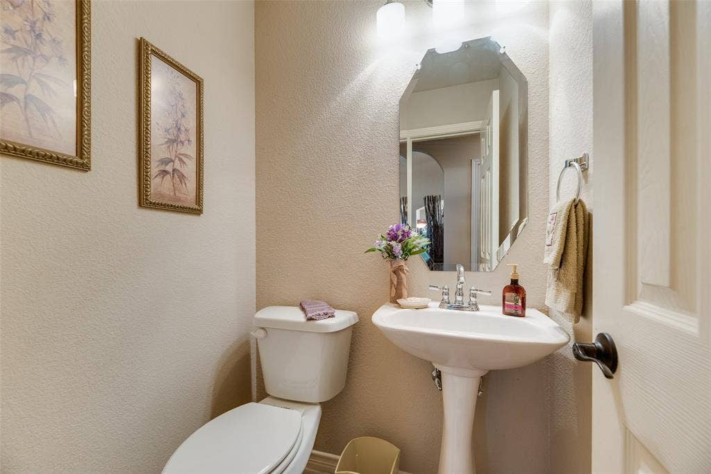 404 Mountain Place, DeSoto, TX 75115