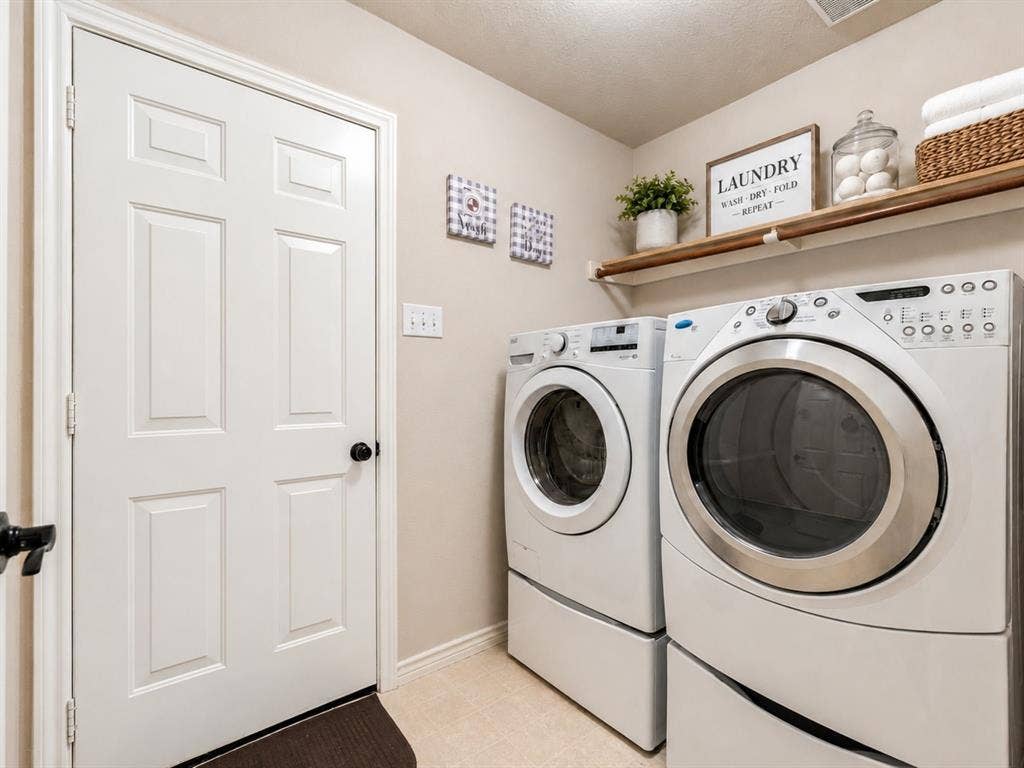 404 Mountain Place, DeSoto, TX 75115