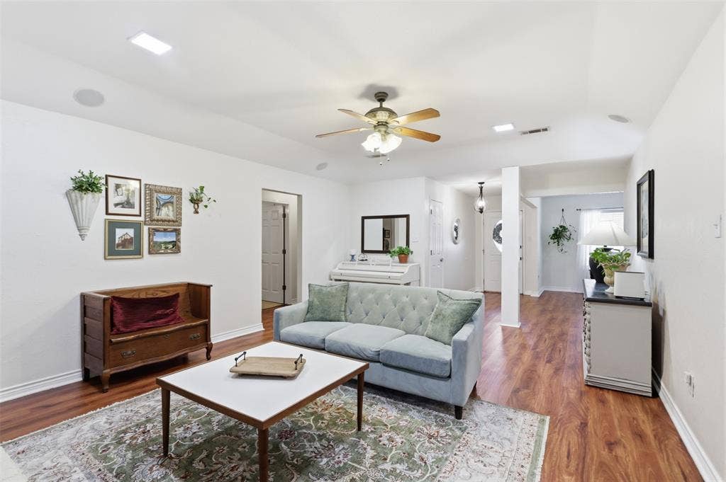 3811 Helmsford Drive, Arlington, TX 76016 3811 Helmsford Drive, Arlington, TX 76016