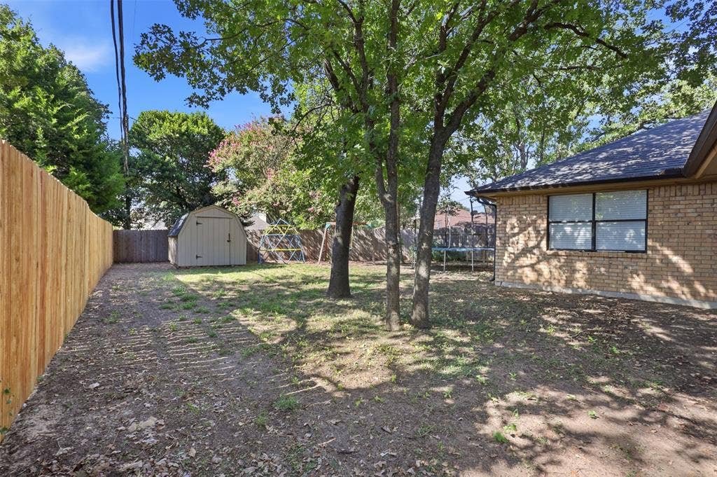 3811 Helmsford Drive, Arlington, TX 76016 Plenty of room in this backyard!