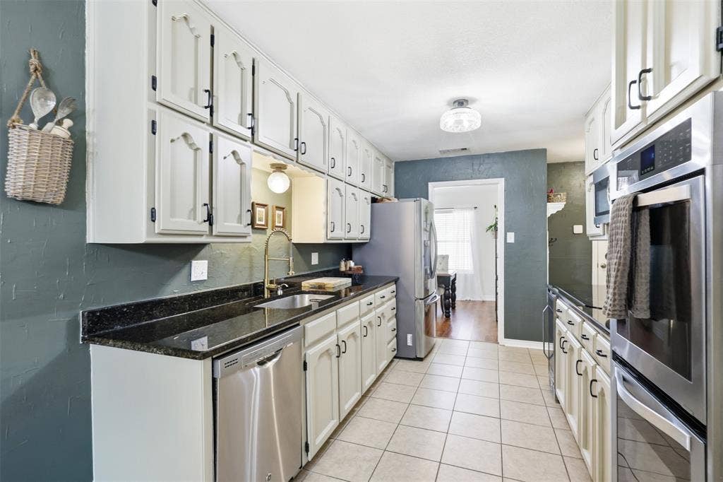 3811 Helmsford Drive, Arlington, TX 76016 3811 Helmsford Drive, Arlington, TX 76016