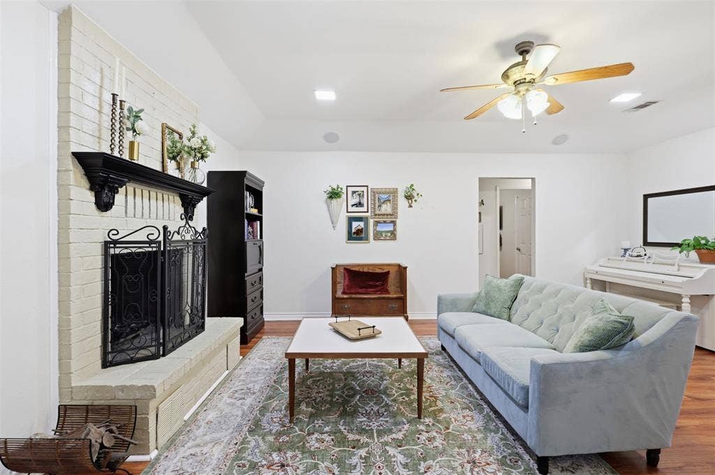 3811 Helmsford Drive, Arlington, TX 76016 3811 Helmsford Drive, Arlington, TX 76016