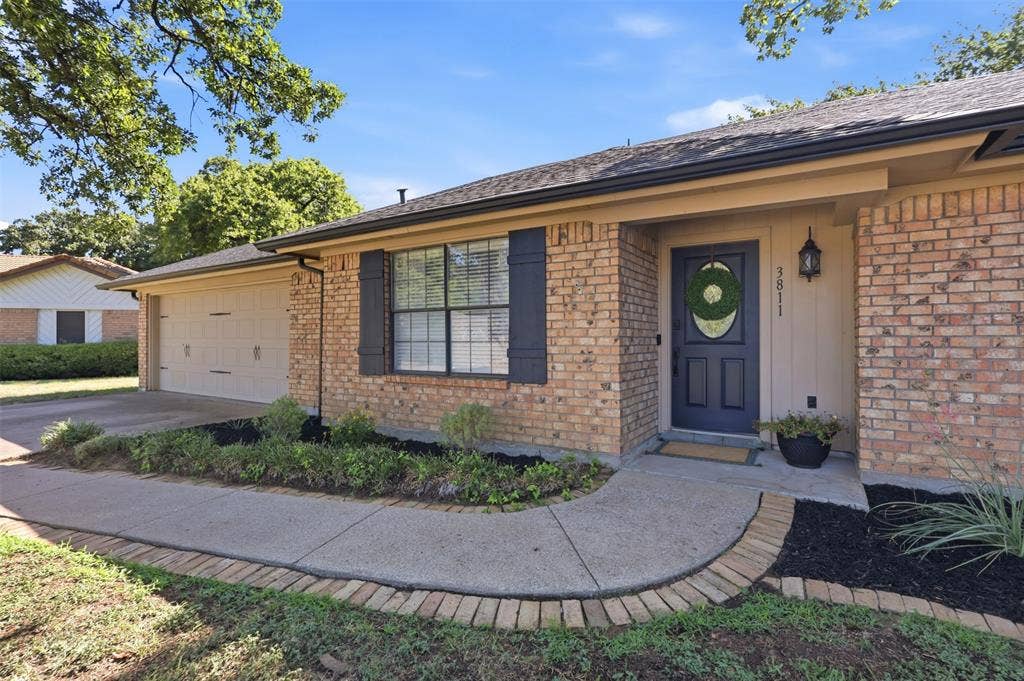 3811 Helmsford Drive, Arlington, TX 76016 Welcoming Front Porch