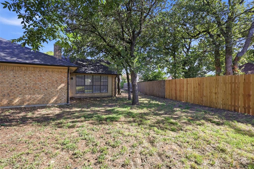 3811 Helmsford Drive, Arlington, TX 76016 Room to kick a ball!