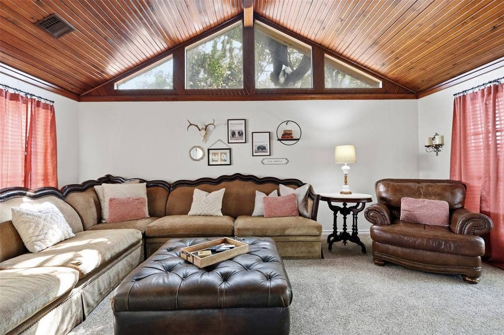 3811 Helmsford Drive, Arlington, TX 76016 Those windows!
