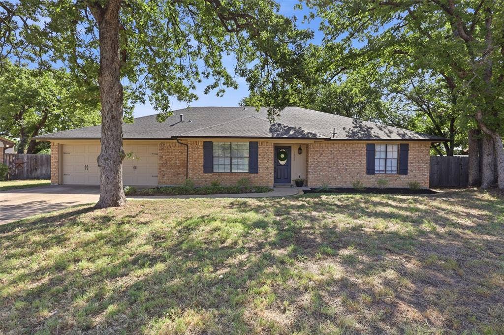 3811 Helmsford Drive, Arlington, TX 76016 Welcome to this lovely Home!