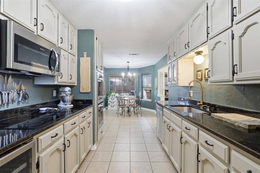 3811 Helmsford Drive, Arlington, TX 76016 3811 Helmsford Drive, Arlington, TX 76016