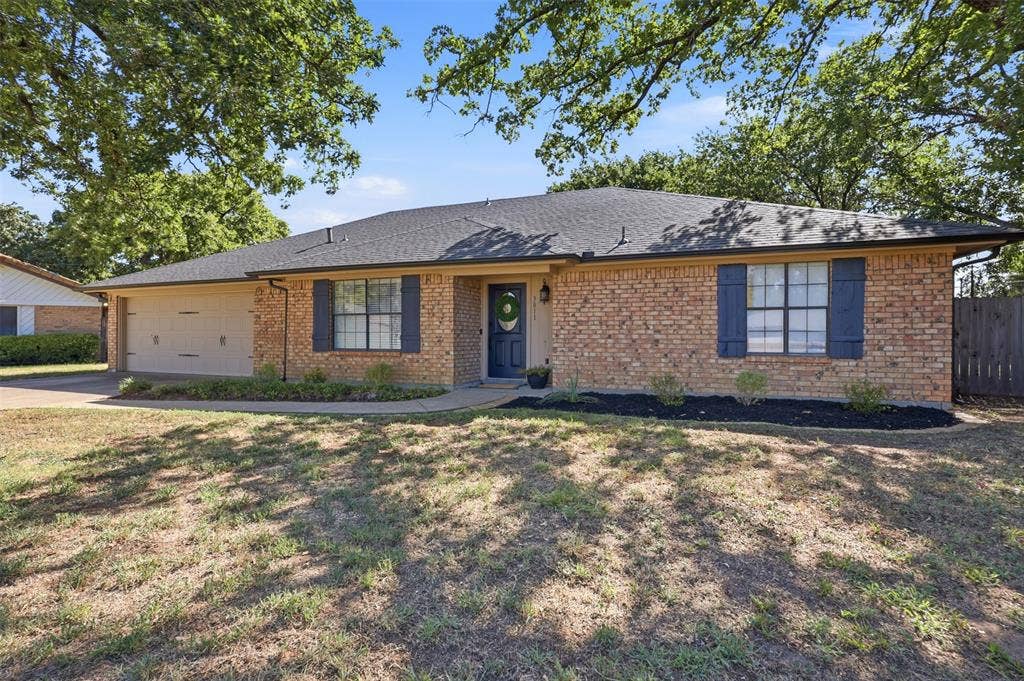 3811 Helmsford Drive, Arlington, TX 76016 Front of Home