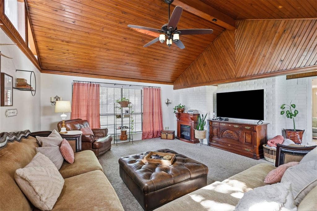 3811 Helmsford Drive, Arlington, TX 76016 That ceiling!