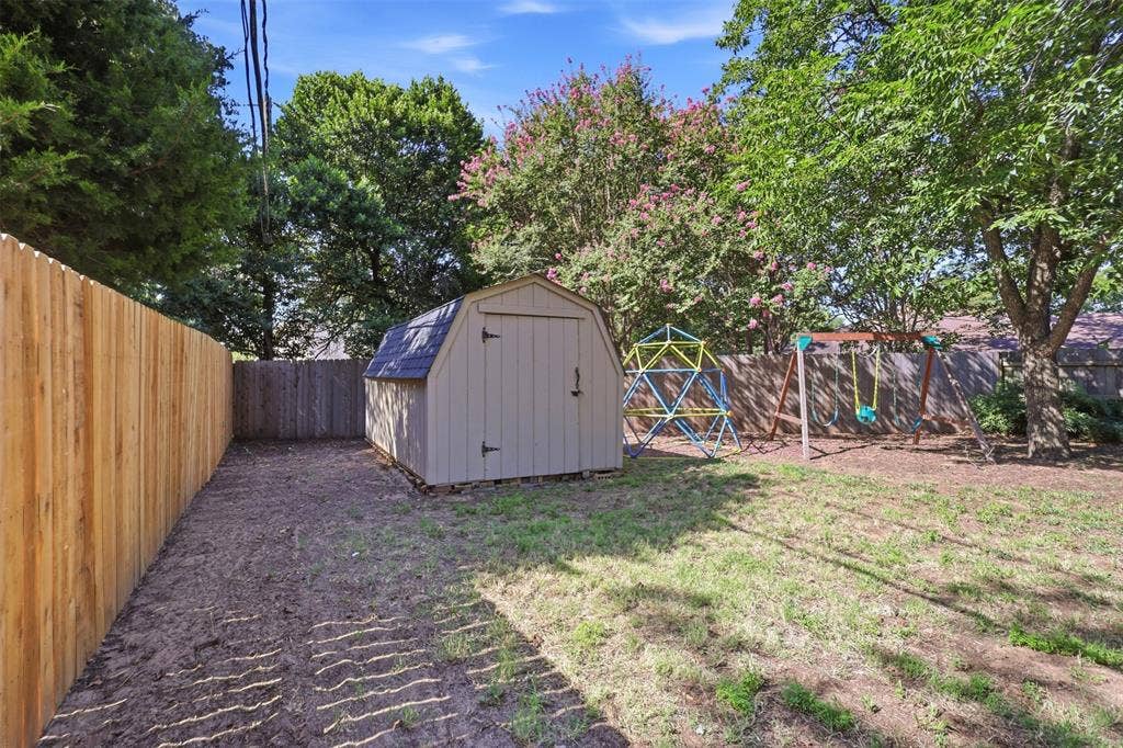 3811 Helmsford Drive, Arlington, TX 76016 Enjoy the extra storage in this Shed!