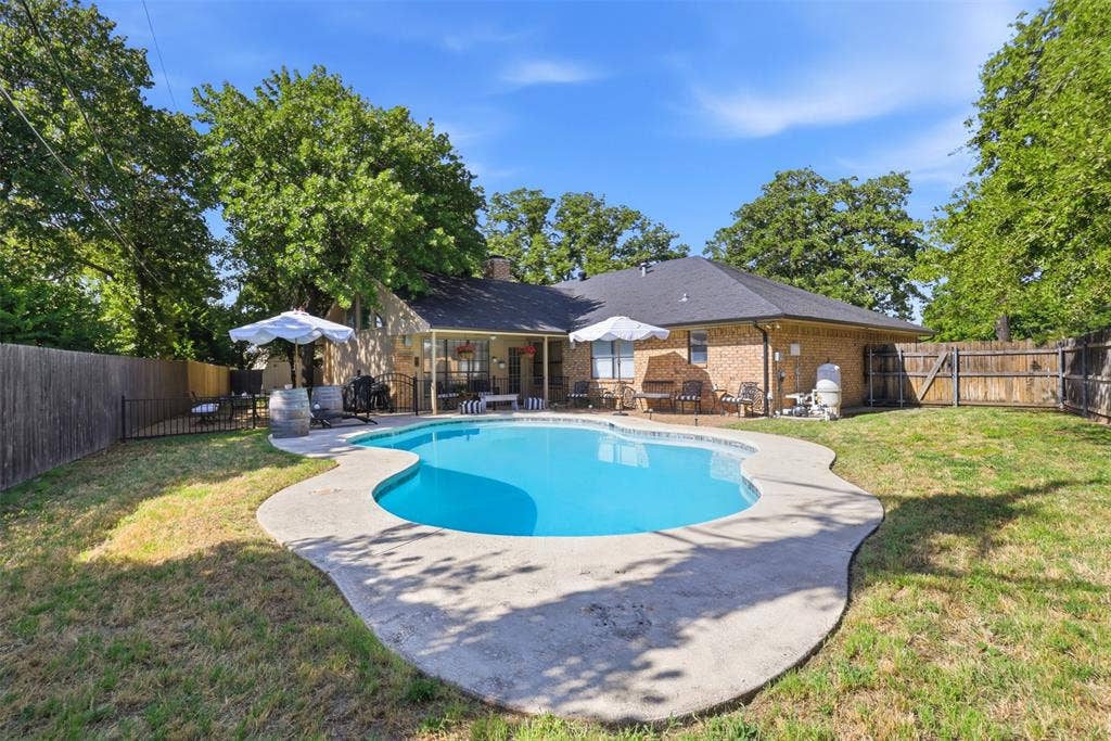3811 Helmsford Drive, Arlington, TX 76016 3811 Helmsford Drive, Arlington, TX 76016