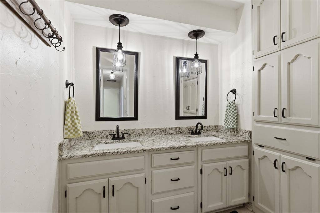 3811 Helmsford Drive, Arlington, TX 76016 3811 Helmsford Drive, Arlington, TX 76016