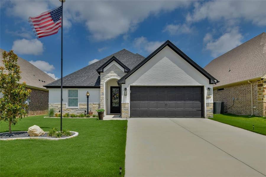 Property photo for 1453 Highland Park Circle, Granbury, TX