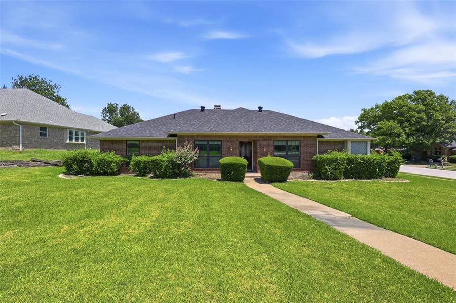 Property photo for 2110 Meadowview Court, Garland, TX
