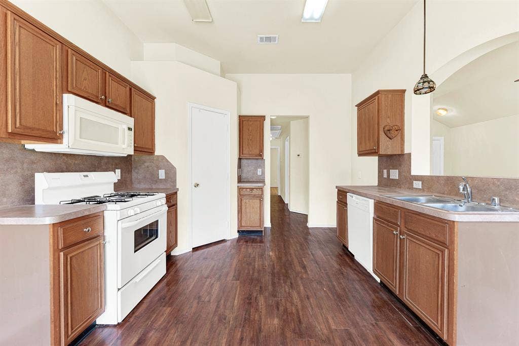 9005 Warren Drive, McKinney, TX 75071 9005 Warren Drive, McKinney, TX 75071