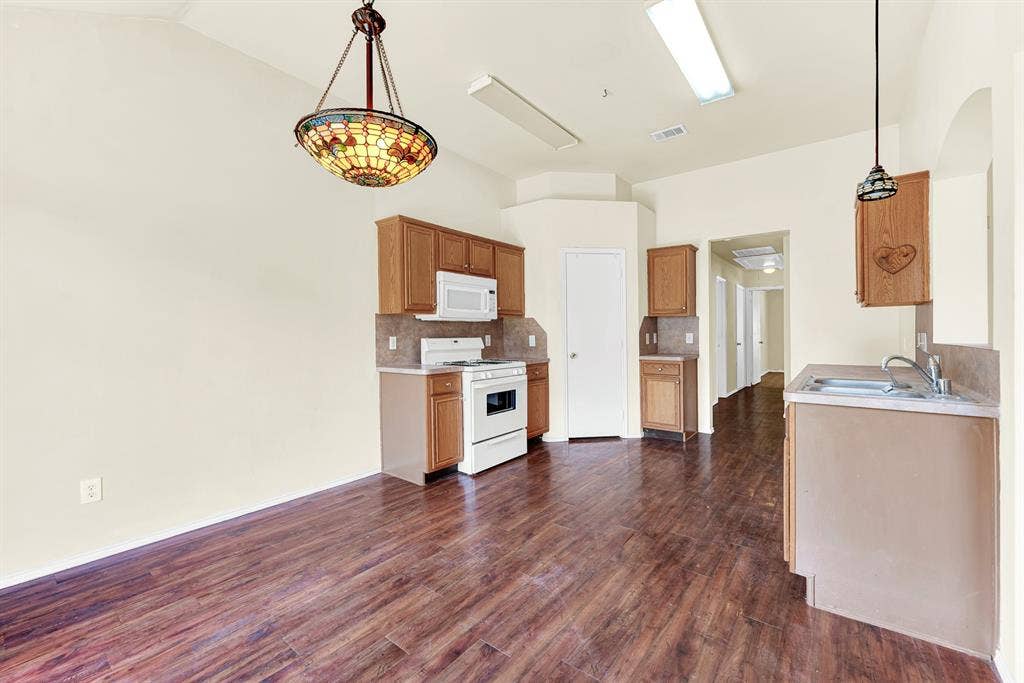 9005 Warren Drive, McKinney, TX 75071 9005 Warren Drive, McKinney, TX 75071
