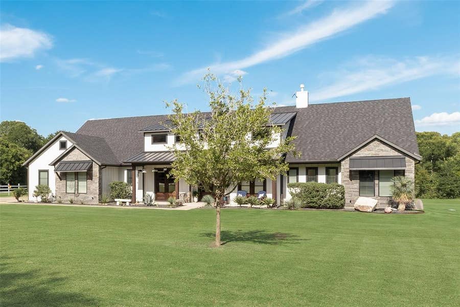 Property photo for 160 N Falling Leaves Drive N, Waxahachie, TX