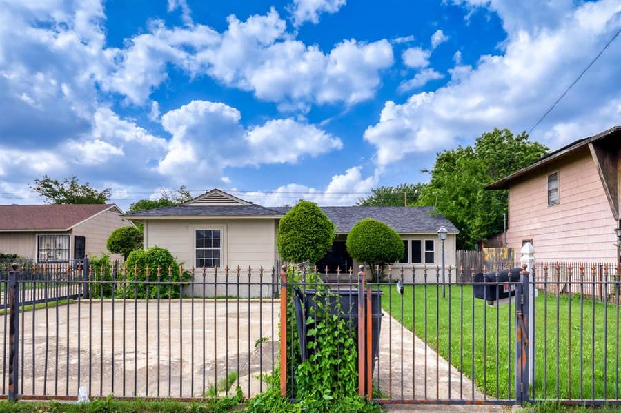 Property photo for 1017 Hoke Smith Drive, Dallas, TX