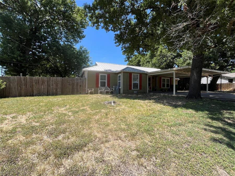 Property photo for 301 Briggs Street, Waxahachie, TX