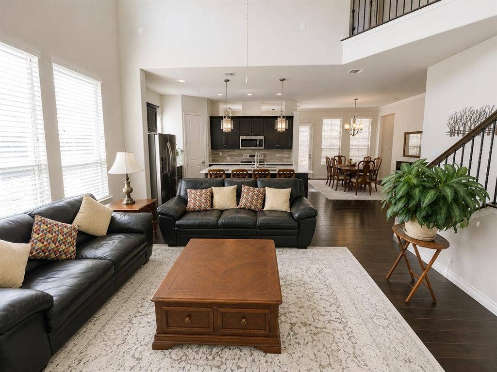 427 Renaissance Lane, Irving, TX 75060