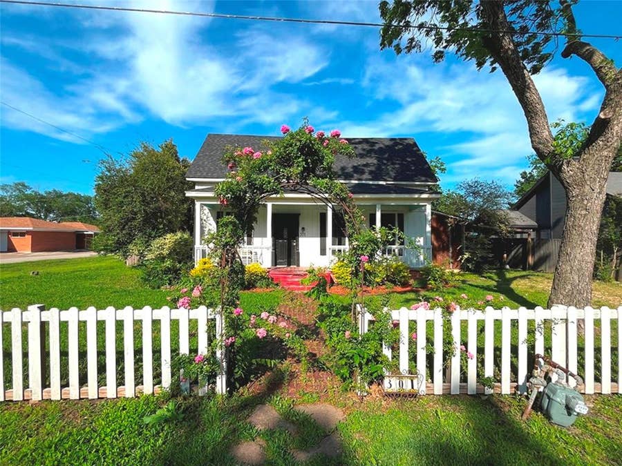 Property photo for 301 S Main Street, Crandall, TX