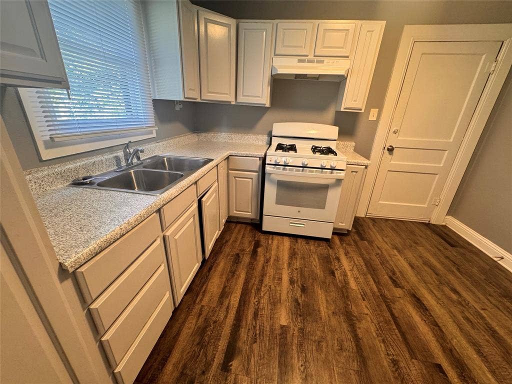 130 W Avenue D, Garland, TX 75040 130 W Avenue D, Garland, TX 75040