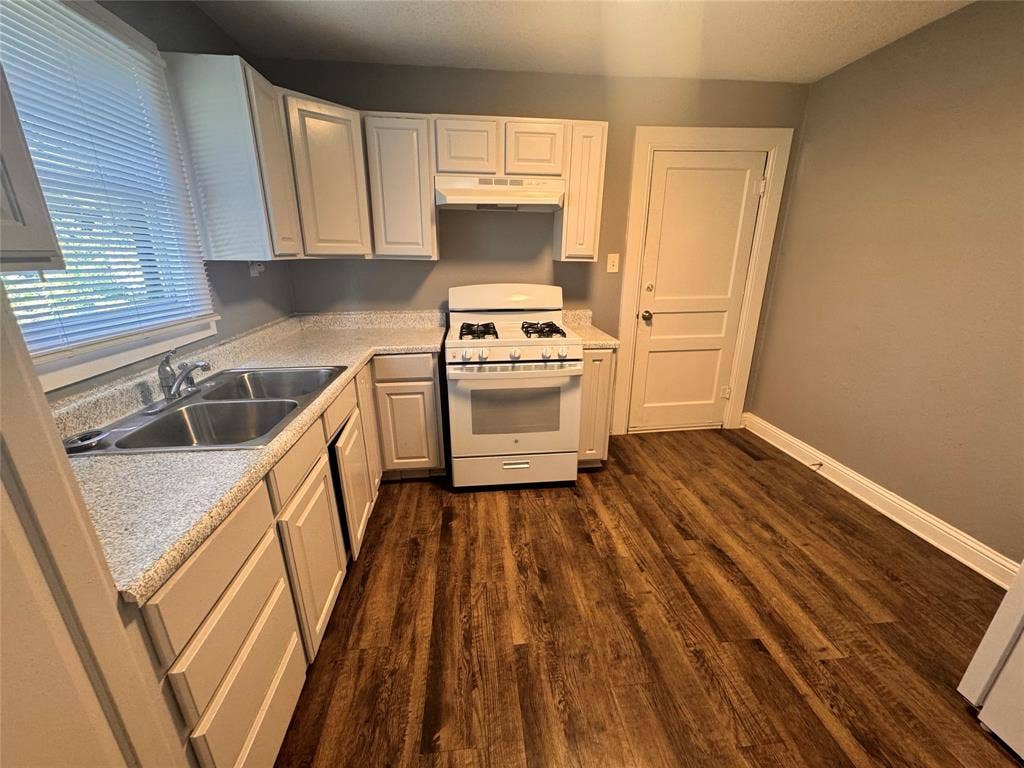 130 W Avenue D, Garland, TX 75040 130 W Avenue D, Garland, TX 75040