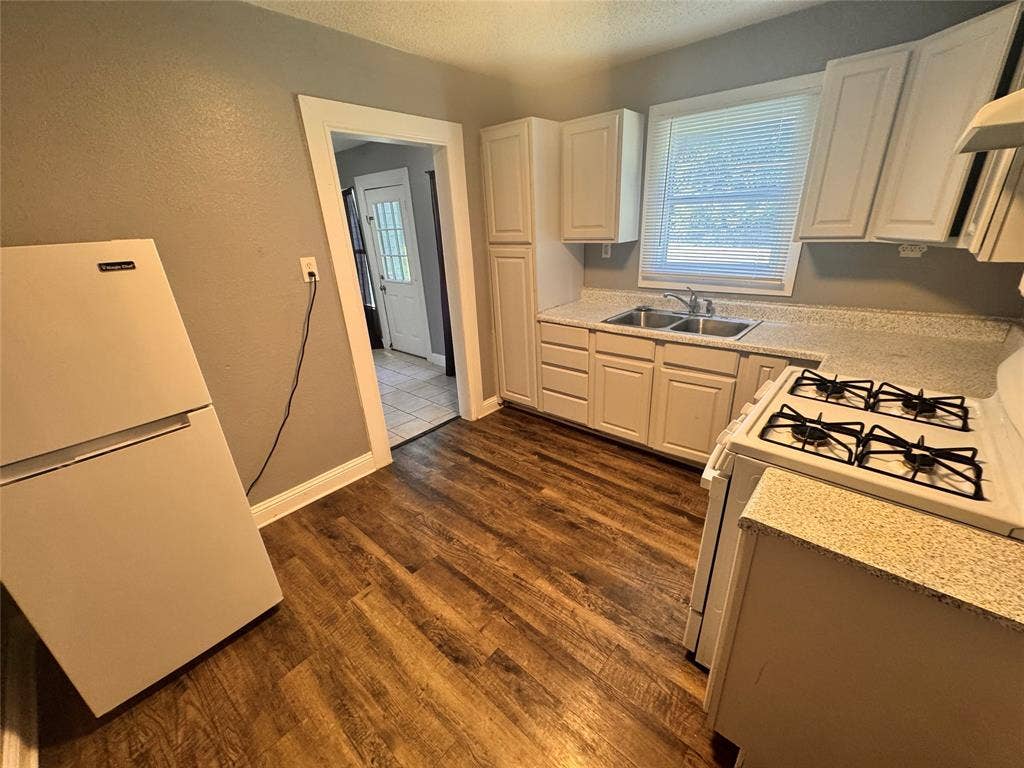 130 W Avenue D, Garland, TX 75040 130 W Avenue D, Garland, TX 75040