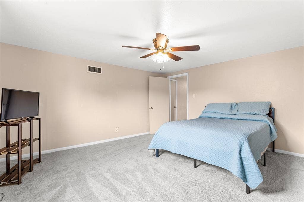 6930 Trailcrest Drive, Dallas, TX 75232 Plush gray carpeting with light beige walls and white trim