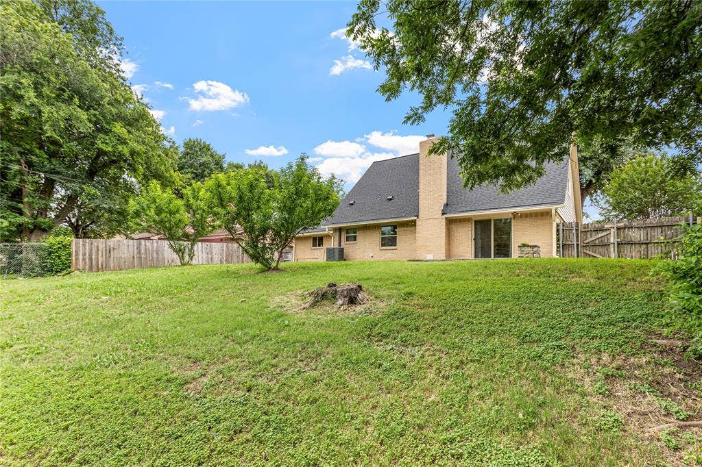 6930 Trailcrest Drive, Dallas, TX 75232 Spacious backyard with a gentle slope and mature trees