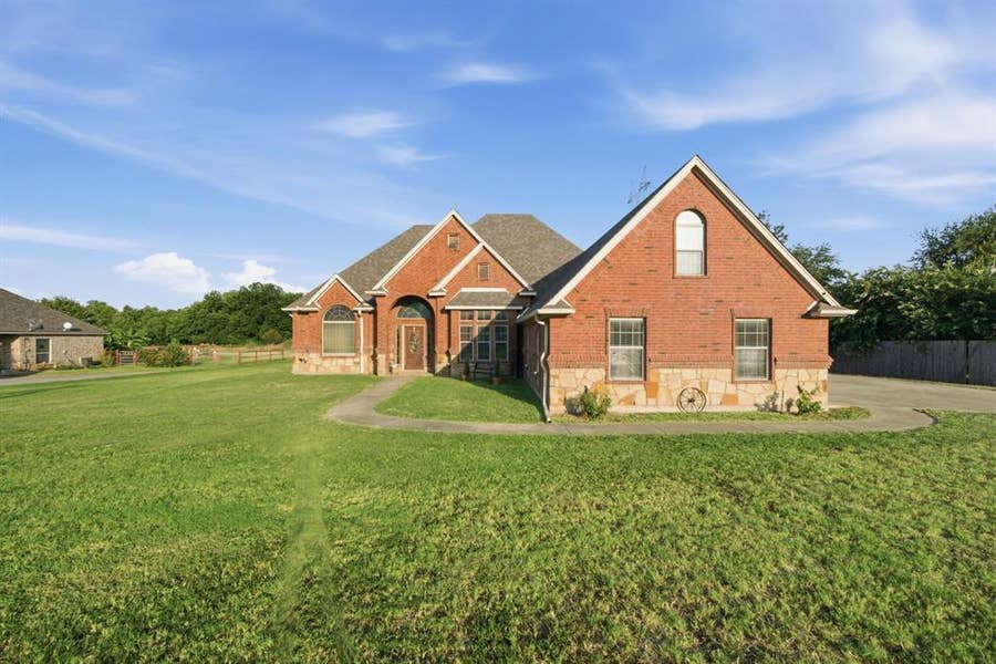 Property photo for 148 Fossil Rock Drive, Azle, TX