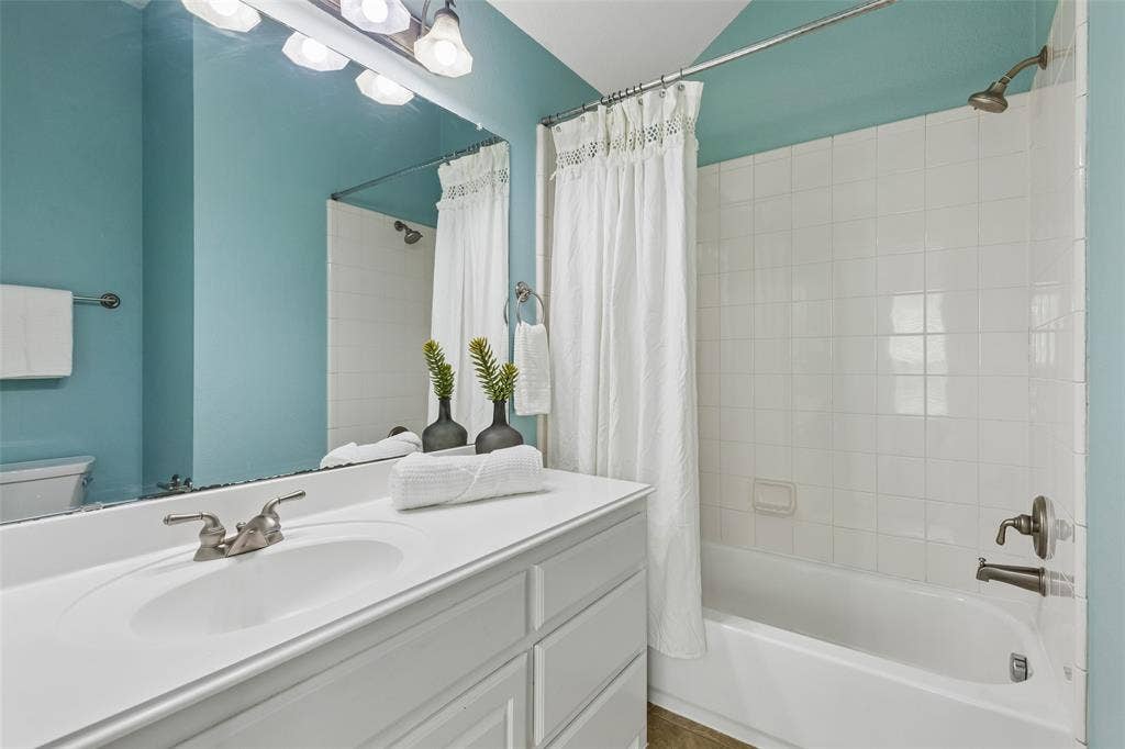 7975 Bishop Drive, Frisco, TX 75036 2nd level guest en suite bathroom.