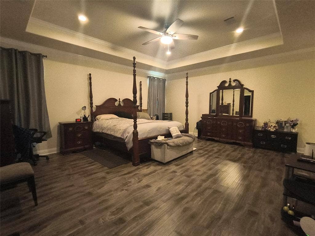 3027 Ames Road, Lancaster, TX 75134 Spacious room featuring wood-finish flooring, a tray ceiling with recessed lighting, and a ceiling fan