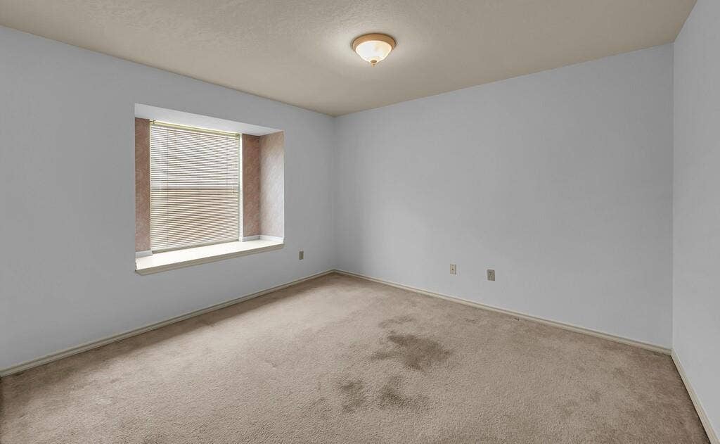 600 Lyndon Drive, Woodway, TX 76712 Spacious room featuring light-colored walls and carpet flooring
