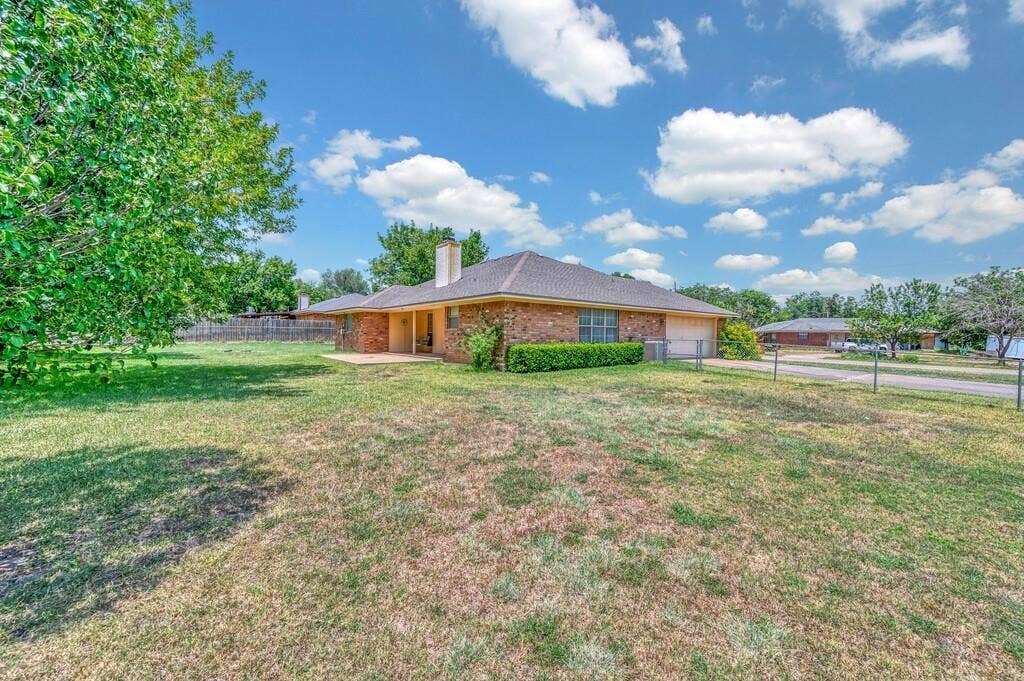 600 Lyndon Drive, Woodway, TX 76712 Expansive backyard featuring a large green space, mature trees, and a concrete patio