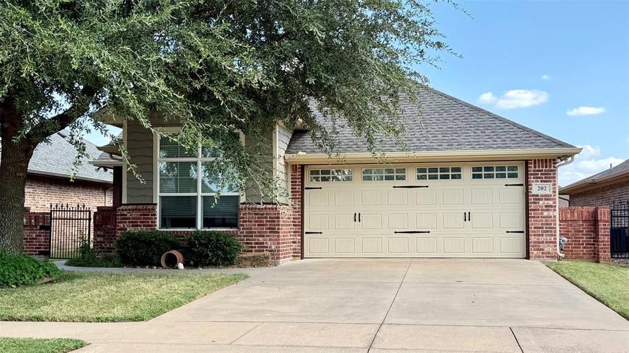 Property photo for 202 Captains Court, Granbury, TX