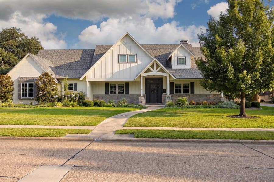 Property photo for 813 Clearwater Drive, Richardson, TX